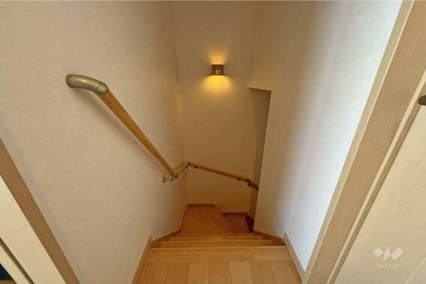 【階段】オシャレな照明付きの階段です。段も厳しくなく、手すりも付いているため、上り下りしやすいです。