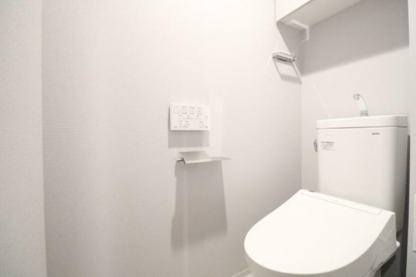【トイレ】白で統一されており清潔感のある空間です！上部戸棚など収納もばっちりです