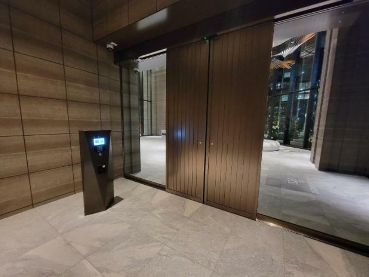 【風除室】エレベーターホール前の風除室です。ホテルライクで上質な空間です