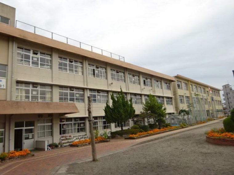 八幡小学校【鹿児島市立八幡小学校】は、下荒田3丁目に位置する1876年創立の小学校です。令和3年度の生徒数は632人で、26クラスあります。校訓は「考える　がんばる　助け合う」です。