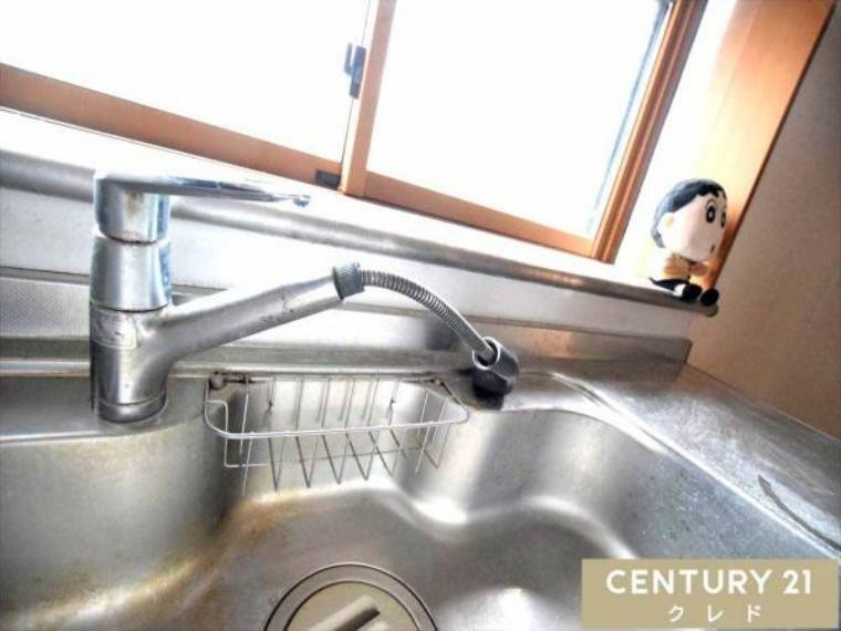 【キッチン】<BR/>伸びるタイプの水栓なのでシンクの隅々までキレイに洗い流せます。