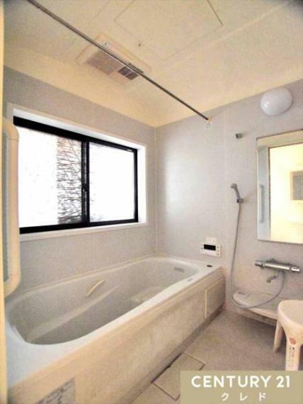 【浴室】<BR/>浴室にはランドリーパイプが付いているので雨の日でも安心して洗濯物を乾かすことができます。<BR/>湿気対策でカビの繁殖の防止にもなります。