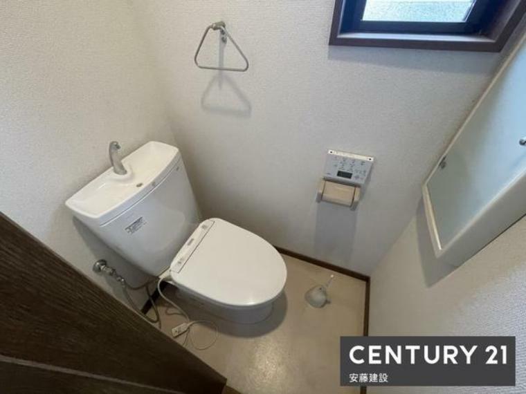 【　2階トイレ　/　toilet　】