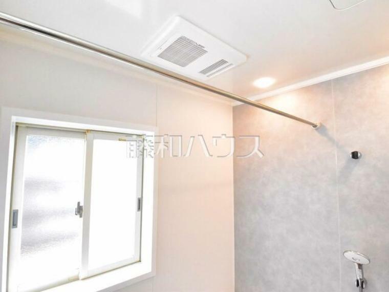 浴室乾燥機（浴室内上部）<BR/> 換気機能によってバスルーム内のカビの発生を抑制できます。夜間や雨天時の洗濯物の乾燥に便利な乾燥機能も装備。