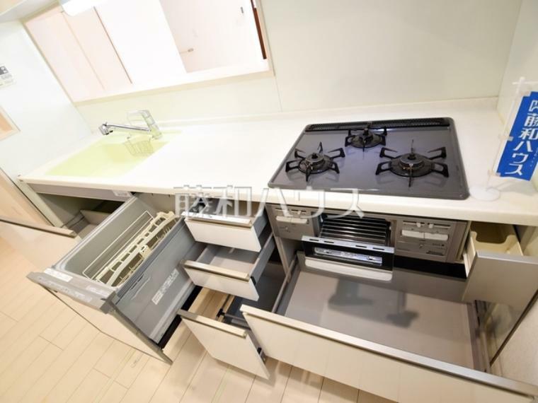 ビルトイン食洗機【三鷹市中原3丁目】<BR/> ビルトイン食洗機は毎日の家事を軽減させてくれます。またワークトップも広々使え機能性も向上します。　