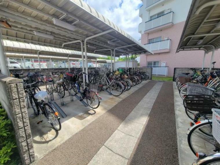 自転車ラックがある駐輪場なので、出し入れしやすくきれいに整理されています。