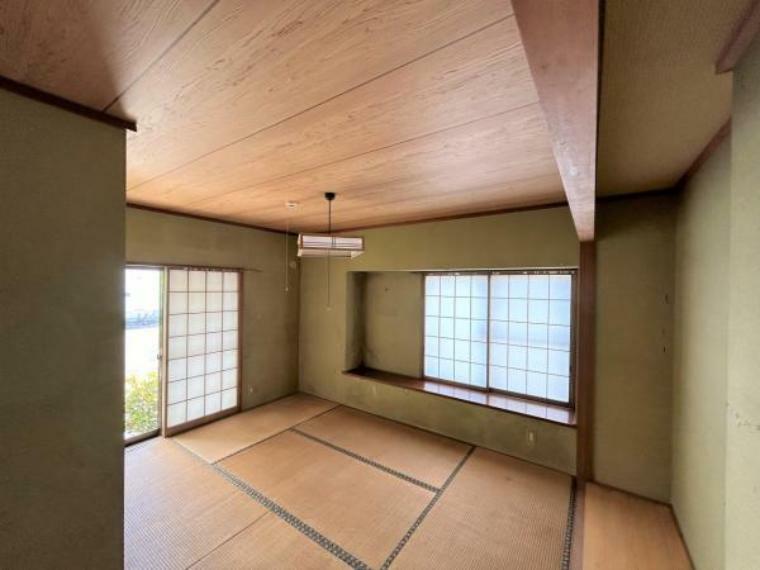 【現況 1階和室6畳】和室は日の光が差し込み、ゆったりとくつろげる空間です。