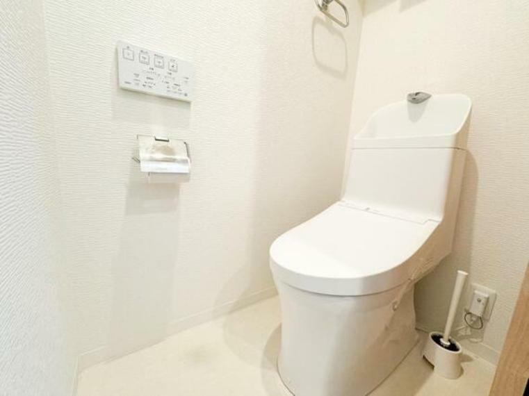 温水洗浄便座付きのトイレ。節水でエコロジーなモデルです。