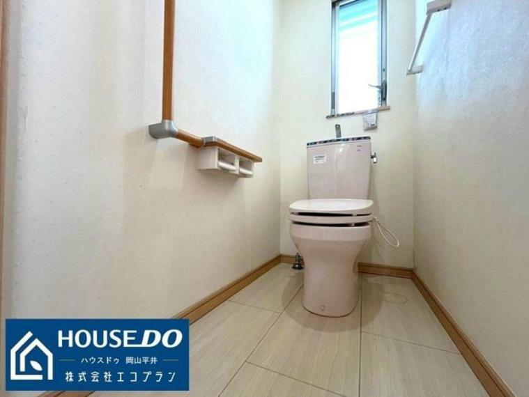 洗浄付き便座が魅力的なトイレ。毎日使用する場所だから、換気出来るよう、窓も完備。いつも清潔な空間であって頂けるよう配慮されています