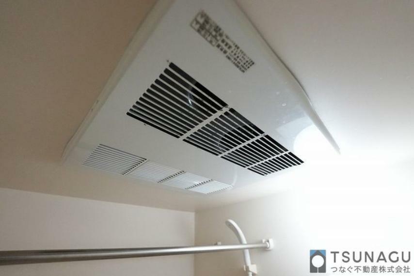 浴室内にはLPガス式乾燥・暖房機機能付きの換気扇がついています。