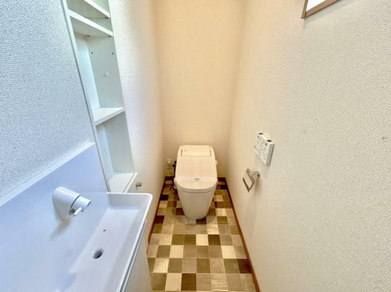 節水性能の高いトイレはもちろんウォシュレット付き 便器のフチがないタイプなので、お掃除もサッとひと拭きでOK！壁埋込型収納も付いており、スッキリ広々とご利用いただけます。