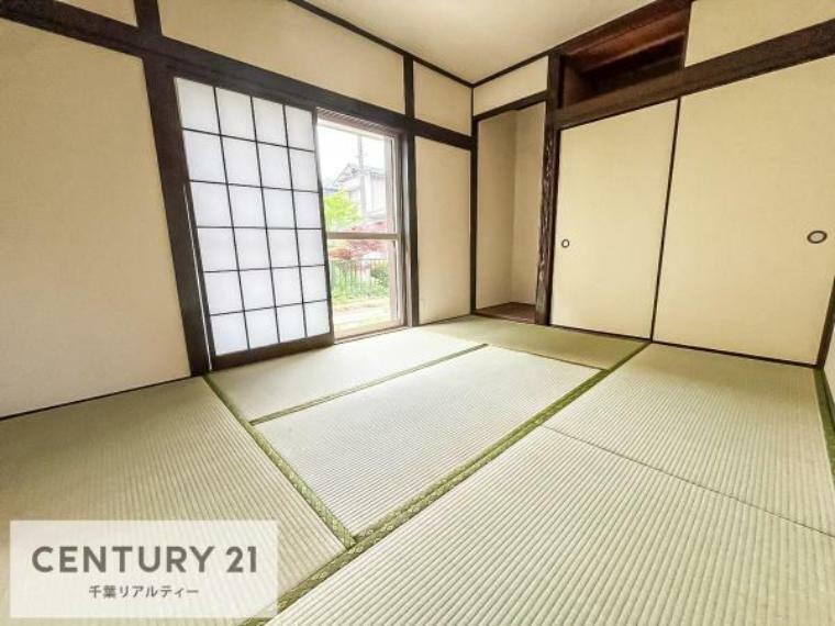 タタミの香りが安らぎを与える、リラックス空間。窓も大きく開放感のある和室となっております。日本人の心感じる「和」の空間。井草の香り漂う空間は癒しのひと時を演出してくれます！