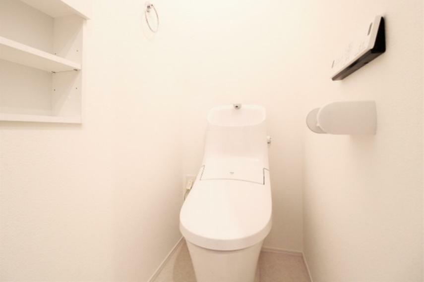 【トイレ】デザイン性、清掃性に優れたシャワートイレ一体型便器。水をムダなく賢く節約する超節水トイレです。収納スペース付きですっきりとした空間を保てます。
