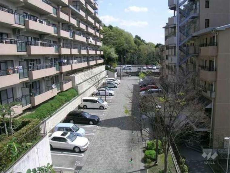 敷地内駐車場。敷地の南側には賃貸棟が建っています。