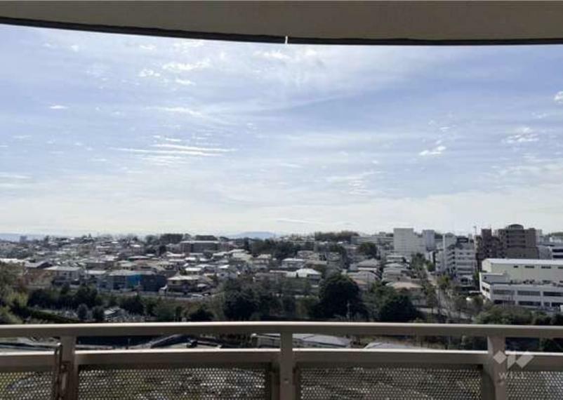 バルコニーからの眺め（南方向）。住宅街が見渡せます。目線が気になることがなく、開放的なお部屋です。［2024年3月28日撮影］