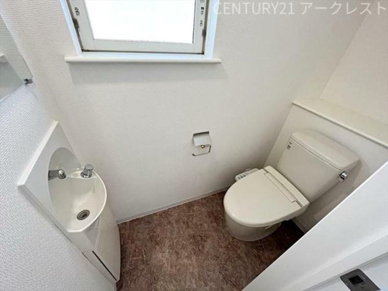 シンプルな内装のスッキリとしたトイレです。お手入れやお掃除が簡単にできるシンプルなデザインで、手洗い場も取り付けられた使い勝手の良い空間。