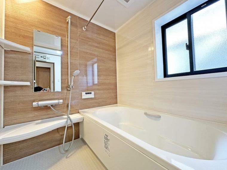 広々1坪タイプのゆったり浴室ユニット。防カビ・抗菌素材なのもうれしい。