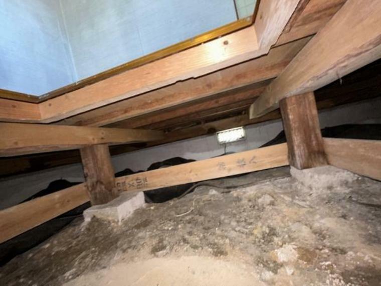 【床下】中古住宅の3大リスクである、雨漏り、主要構造部分の欠陥や腐食、給排水管の漏水や故障を2年間保証します。その前提で床下まで確認の上でリフォームし、シロアリの被害調査と防除工事もおこないます。