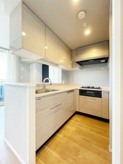 【キッチン】ホワイトの人造大理石天板のシステムキッチン。料理がしやすく、より効率的にお料理できるキッチンです。