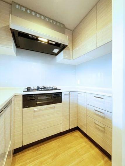 【キッチン】調理スペースもゆとりがあり効率的にお料理ができるキッチンです。