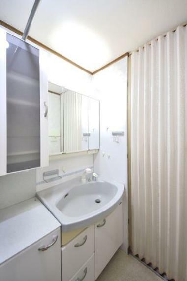 三面鏡＋収納があり、使いやすい洗面室です。
