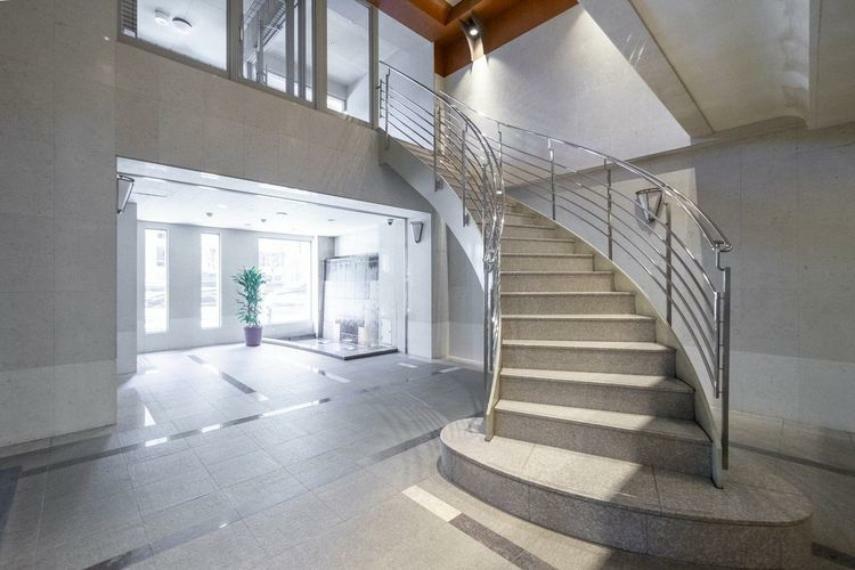 気品と格調高さ溢れる螺旋階段が目を惹く吹き抜けのエントランスホールです。ゆったりとした時間が流れ、入居者様を快適な居住空間へと誘います。
