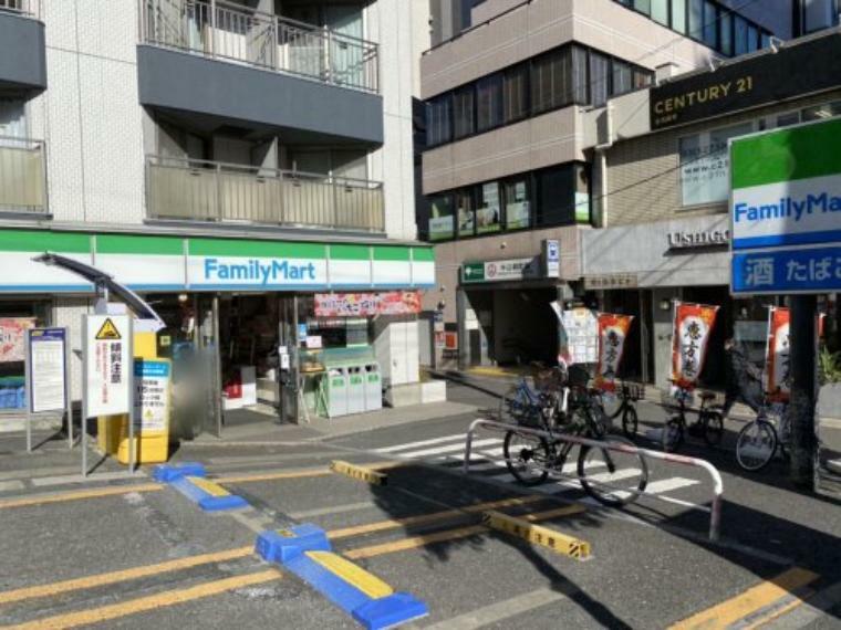 【コンビニエンスストア】ファミリーマート 牛込柳町駅前店まで97m