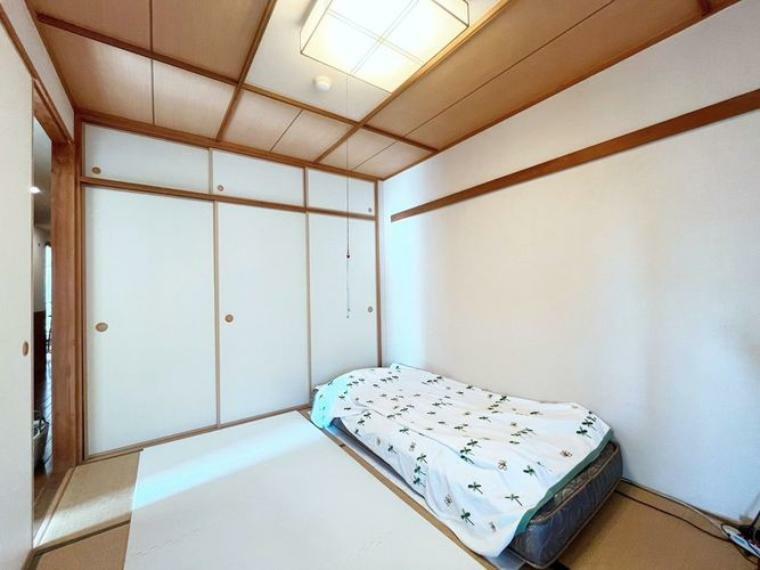 ●約6帖の和室和室があることで落ち着きと癒しの空間が生まれます。来客時の客室としても利用できますし、お子様のプレイルームやお昼寝に最適なお部屋です。