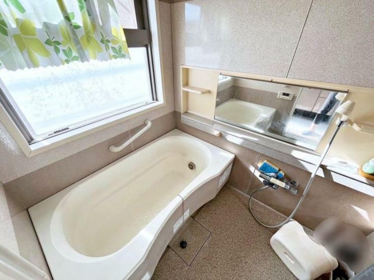 ●バスルーム快適な使い心地とゆとりある空間が1日の疲れを解きほぐすバスルーム。空間も浴槽もゆったりのびのび使えるゆとり設計。広く感じるゆとり設計で快適なリラックスタイムを過ごせます。