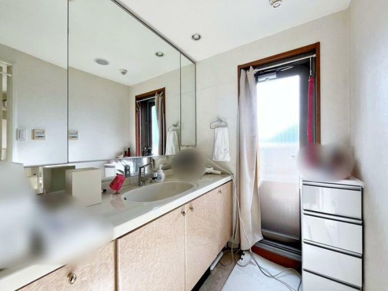 ●洗面台・洗面所洗面の鏡は、忙しい朝も家族で鏡を取り合うことなく使用できる大きいサイズです！