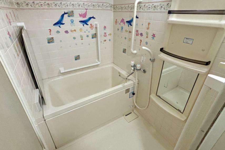 【浴室】浴室は広々とした空間で、ゆっくりと疲れを癒すことができます。手すりがついており安全です。