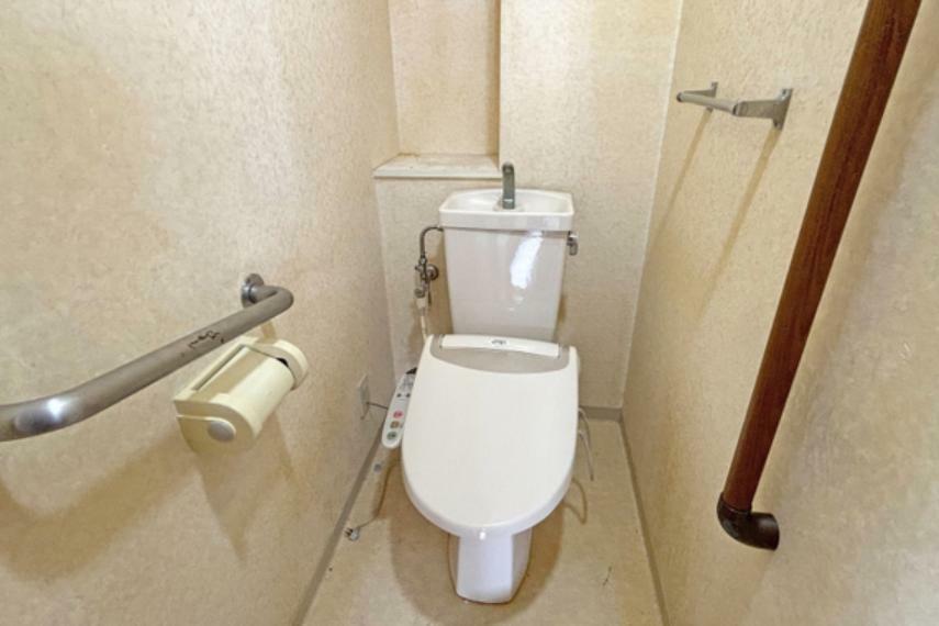 【トイレ】トイレの背面には小物を置けるスペースがございます。手すりがついており安全です。