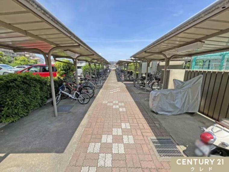 駐輪場もあるので、通学などで使うお子様の自転車もここに置くことができます（空き要確認）<BR/>屋根があるので劣化やサビを防ぐことができます。