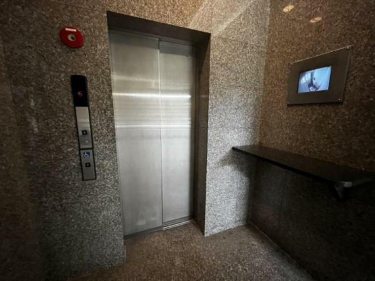モニター付きエレベーターあります！