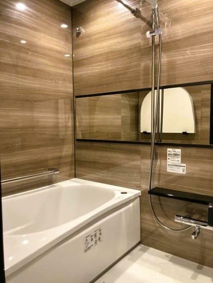 光沢感のある木目調のパネルがくつろぎの空間を演出する浴室。追い焚き・浴室乾燥機付きです。