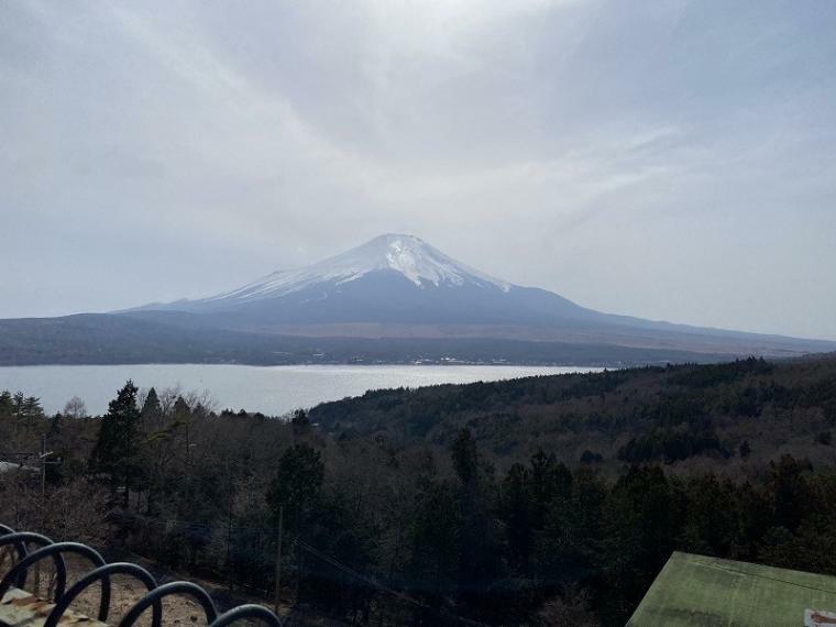 お部屋からの眺望　富士山と山中湖を望みます