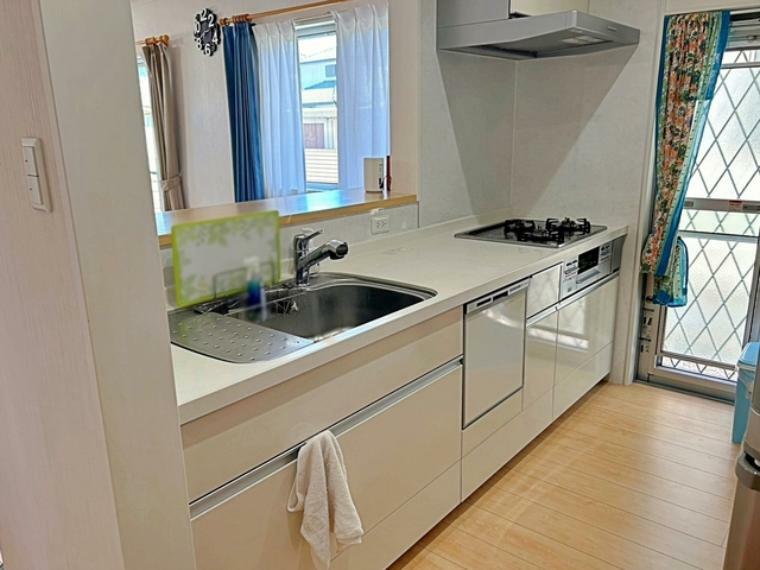 収納力豊富なシステムキッチン。毎日の洗い物がラクになる便利な食洗機付きです！時間を短縮して、家事の時間も確保できます。