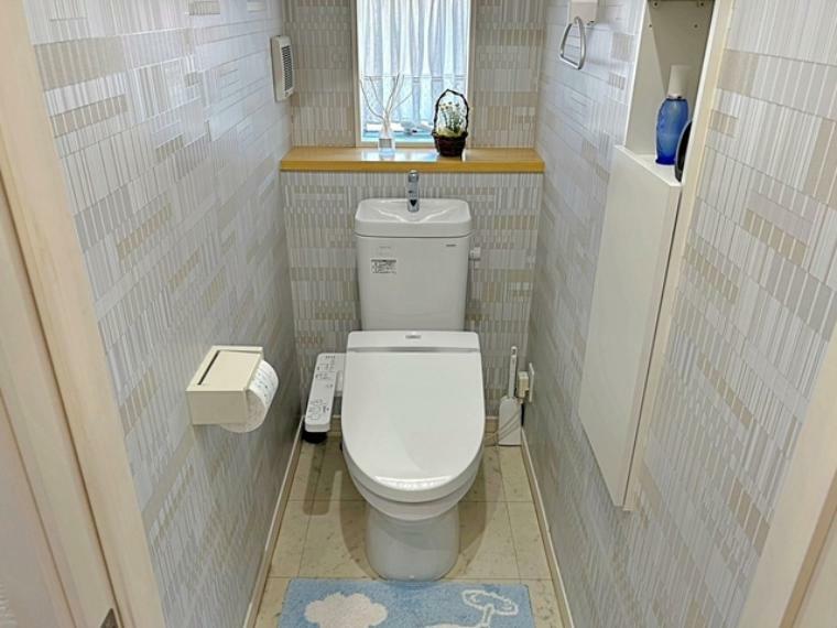 トイレは各階に1つずつあるので、1階と2階を行き来する必要がありません。<BR/>窓から光を取り入れ明るいトイレ。風通しも良くなり嫌な臭いがこもるのを防ぎます。