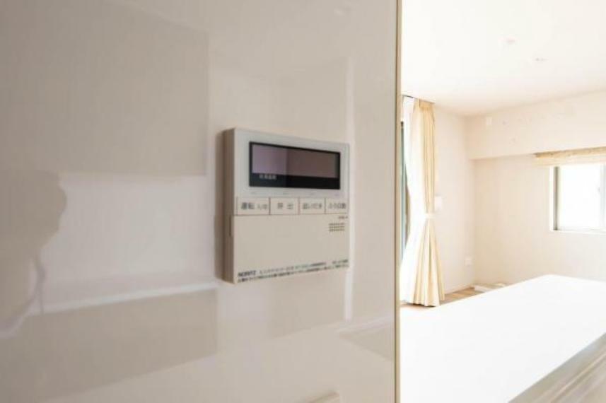 給湯器のリモコンは、家事の最中でも操作がしやすいキッチンに設置