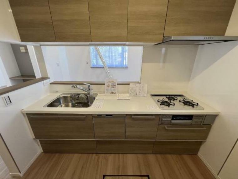 作業スペースが広く家事動線をゆったりと確保できるキッチンです。
