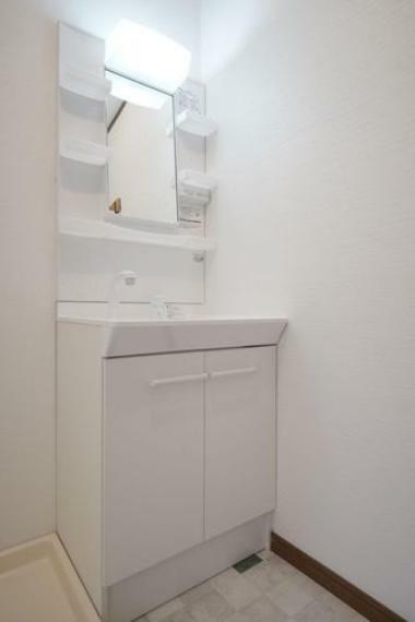 コンパクトサイズながら、収納スペースが付いた機能的で使いやすい洗面台です。