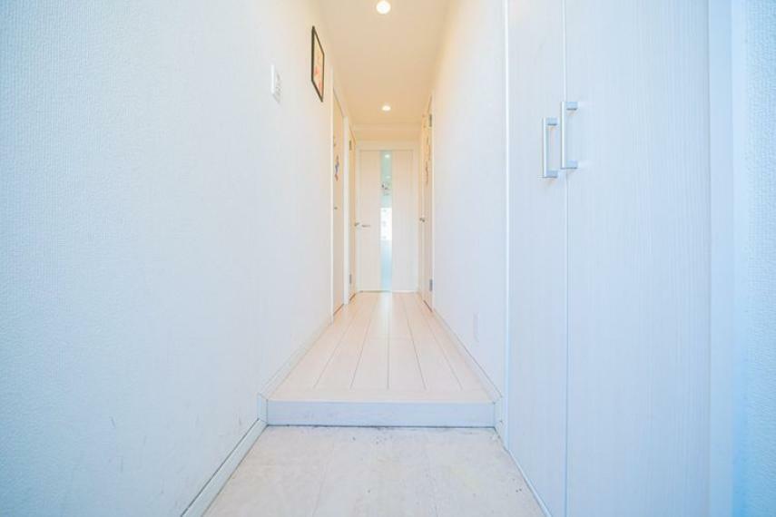 玄関～廊下※画像はCGにより家具等の削除、床・壁紙等を加工した空室イメージです。