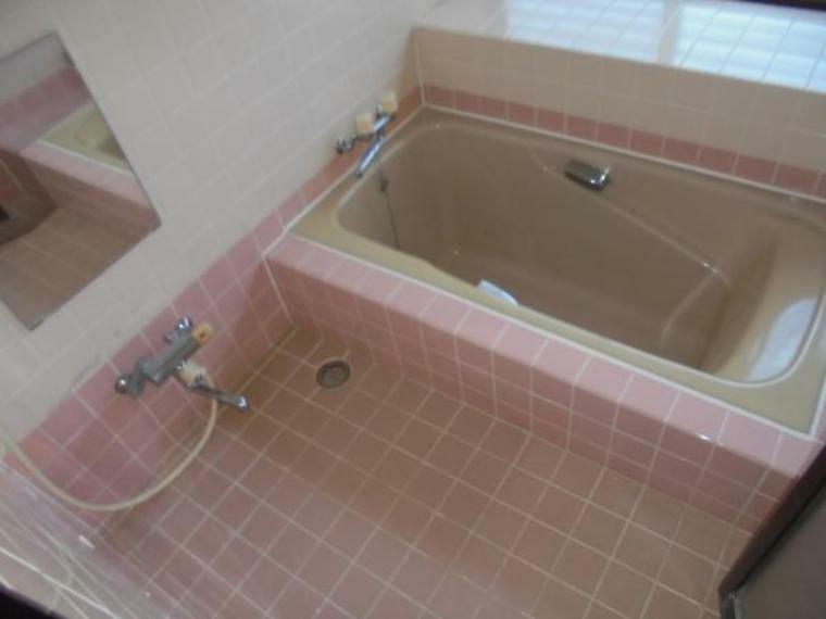 【リフォーム前写真】浴室は1坪タイプのハウステック製ユニットバスに新品交換致します。1坪の広々した浴槽で、お子様やお孫さんと一緒にお風呂を楽しんでください。