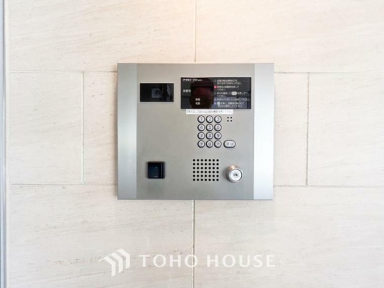 集合住宅のエントランスには住戸内部と通話できるモニター付きのインターホンが設置されています。