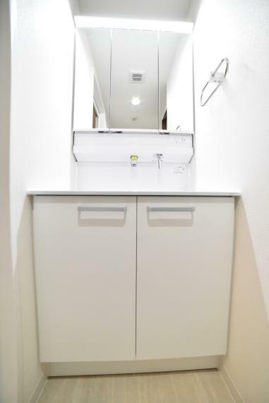 《同社施工例》洗面台には三面鏡を採用。収納スペースを設ける事により、散らかりやすい洗面スペースをすっきりさせることができます。