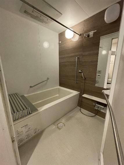 浴室暖房乾燥機付、1418サイズの広々とした浴室。
