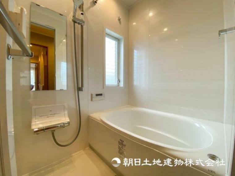 【浴室】ぐっすり眠るには入浴効果も大きいです。広い浴槽で足を伸ばす贅沢で至福の時間を