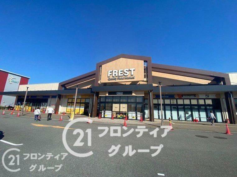 フレスト松井山手店 徒歩11分。