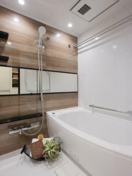 バスルームはゆったりとおくつろぎいただける癒しの空間です。光沢感のある木目調のパネルが、より一層くつろぎと高級感を醸し出します。