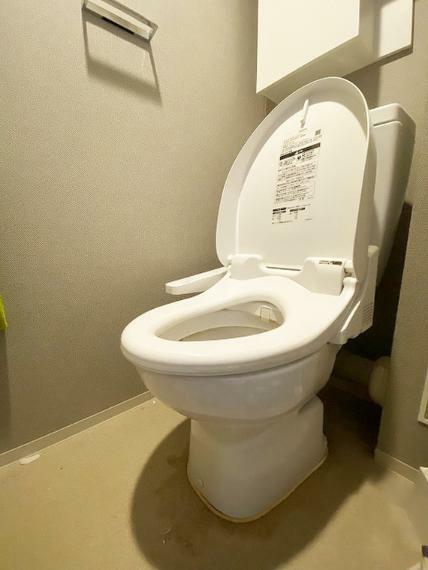 清潔感のあるトイレは収納、温水洗浄便座付です。